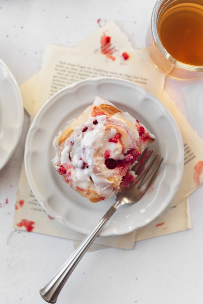 sweet-roll-with-raspberries-and-cream-cheese